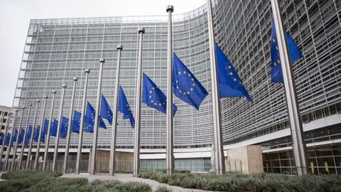 Banderas de la Unión Europea ondean a media asta en la sede de la Comisión Europea en Bruselas