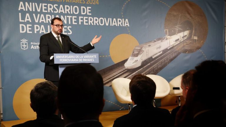 El presidente del Principado de Asturias, Adrián Barbón, interviene en el acto conmemorativo del primer año de puesta en servicio de la variante ferroviaria de Pajares
