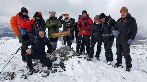 Los excursionistas pasaron tambin por la cima del monte Formigueiros, el ms alto de la sierra de O Courel 