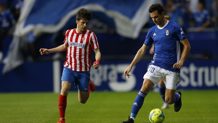 Borja Sánchez, ante Guille Rosas, durante el derbi asturiano en el Tartiere