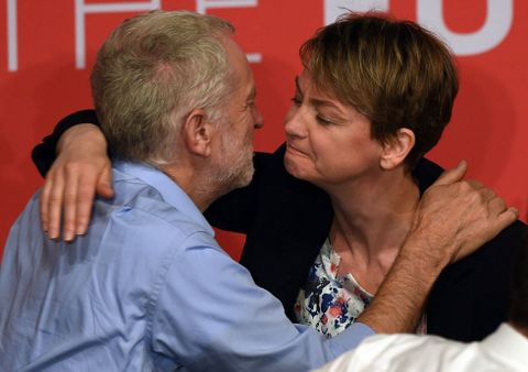 Jeremy Corbyn saluda a una de sus rivales, Yvette Cooper, tras un debate entre ambos. 