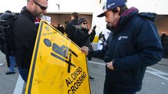 El piloto espaol Fernando Alonso del equipo United Autosports firma un autgrafo en Daytona Beach, en un cartel con su nombre