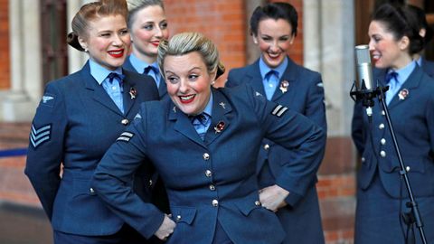 El grupo vocal The D-Day Darlings participa en una ceremonia en el memorial de la guerra, en la estacin ferroviaria St Pancras International de Londres