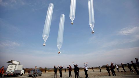 Los activista soltador los globos cerca de la frontera coreana