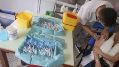 Imagen de archivo de vacunacin de la gripe y el covid en el rea sanitaria de Ferrol