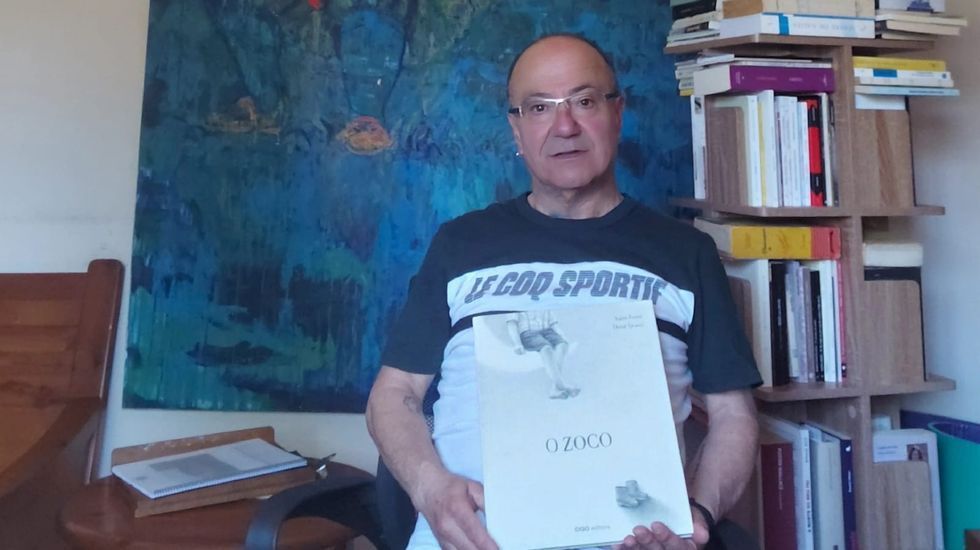 Fortes, cun exemplar do seu novo libro, &laquo;O zoco&raquo;.