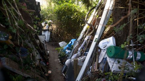 El Capuchas acumula gran cantidad de residuos en el entorno de la casa que okup