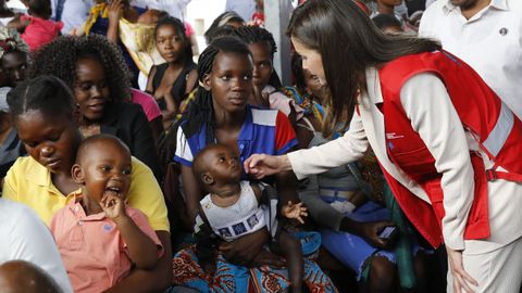  La reina Letizia en su visita al Centro de Salud de Manhica, en Maputo, en el marco del viaje oficial que realiza a alguna de las zonas de Mozambique ms afectadas por el cicln Idai