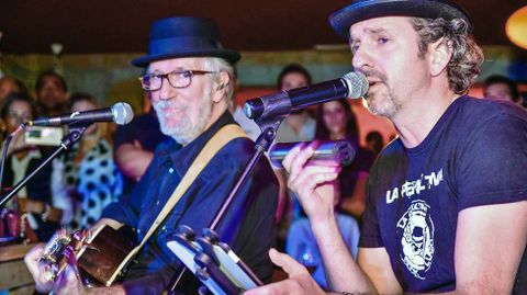 Carlos García-Boente, junto a Pancho Varona (compositor y músico que acompaña a Sabina desde hace más de tres décadas), con el que compartieron un concierto acústico en la sala Jager Lounge de Lugo, el pasado mes de octubre