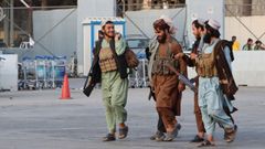 Patrullas talibanes en el exterior del aeropuerto de Kabul