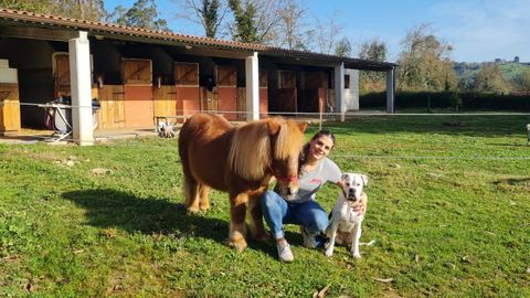 Brbara Gmez Bonacha con animales del centro Hitos. 