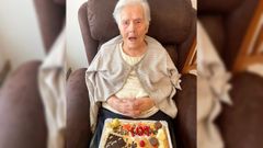 La abuela de la Ribeira Sacra, en su casa de Gundivós con la tarta de su 109 aniversario