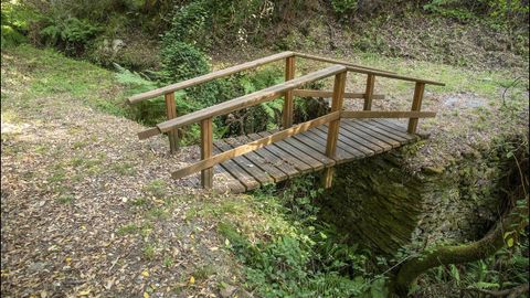 Puente de madera en el río Lousedo