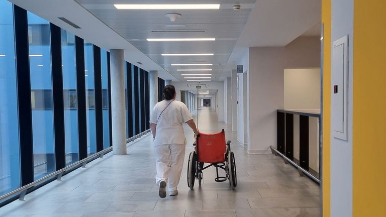 Los hospitales Cunqueiro y Meixoeiro cierran hasta 180 camas este verano