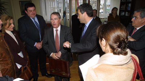 El conselleiro Orza, entre Manuel Añón y Manuel Varela, el 14 de marzo del 2003 en el Concello de Carballo