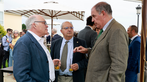 El exalcalde de Castropol, Juan Calvo Sotelo; el decano del Colegio Oficial de Ingenieros Agr�nomos de Asturias, �lvaro Morilla; y el presidente de Astilleros Gond�n, �lvaro Platero, durante el c�ctel de los Encuentros en el Eo 2026