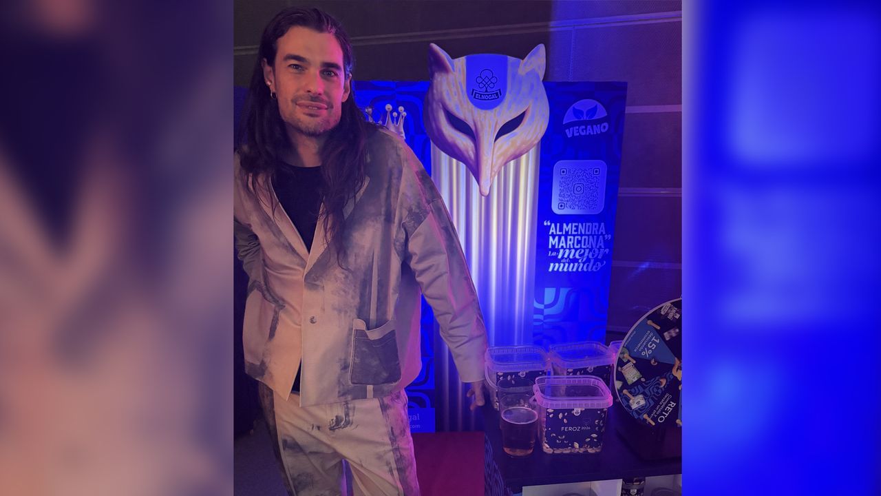 Oliver Laxe, en la zona donde El Nogal promocionaba sus frutos secos en los Premios Feroz