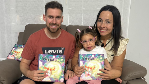 La pequea Inma es la protagonista de un cuento infantil con el que sus padres, Santy y Cristina, buscan visibilizar todo tipo de discapacidad