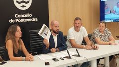 Iván Puentes, acompañado de Paloma Castro, Marcos Rey y Yoya Blanco, este jueves en el Concello de Pontevedra