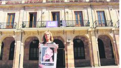 Marisa Ponga, edil del Grupo Municipal Socialista, muestra el cartel de la campaña No es no, contra la violencia machista