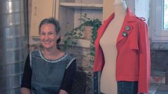 Karol Farias en su futuro taller, donde vender su ropa y ensear a confeccionar