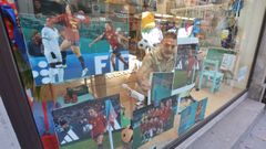 Fotografas de la jugadora Tere Abelleira y de la seleccin espaola que se exhiben en el escaparate de la tienda Mr. Bamb de Pontevedra