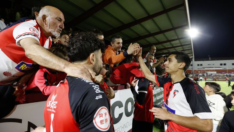 Imagen el pasado domingo de la decepción de afición y jugadores del Arousa tras su eliminación por segundo año consecutivo de la fase de ascenso