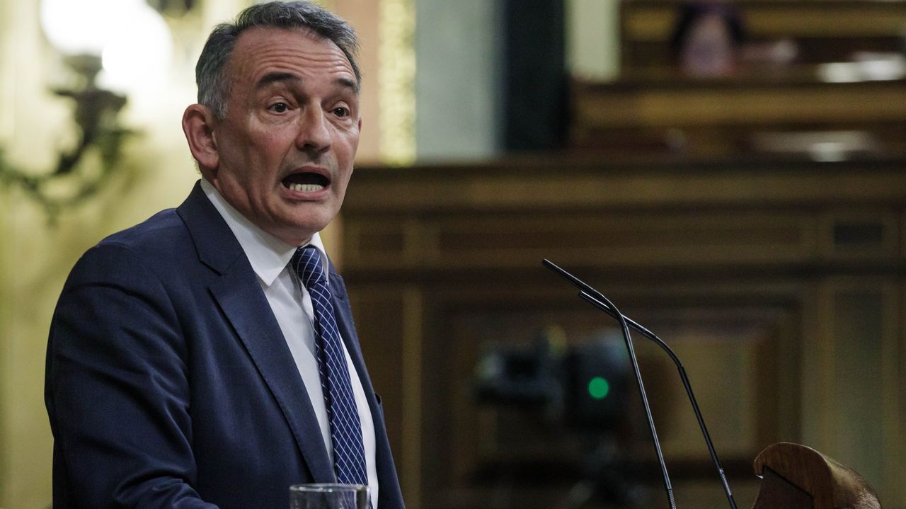 Carles Puigdemont dando un discurso.Enrique Santiago, secretario general del PCE y portavoz parlamentario de Izquierda Unida