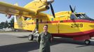 El capitán Juan Conde, ante uno de los aviones del Ejército del Aire que pilota para combatir incendios   