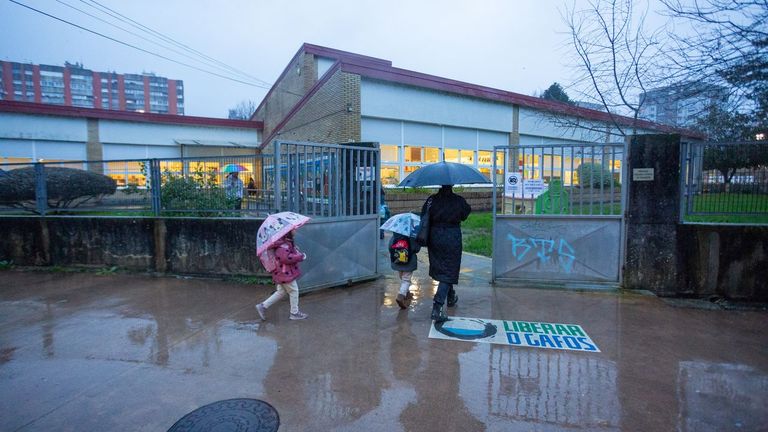 Sin calefacción, pero con bomba de calor; así volvieron a clase los escolares del Crespo Rivas en Pontevedra
