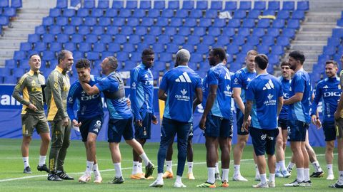 Los jugadores del Oviedo hacen pasillo a Ilyas Chaira, esta maana en el Tartiere