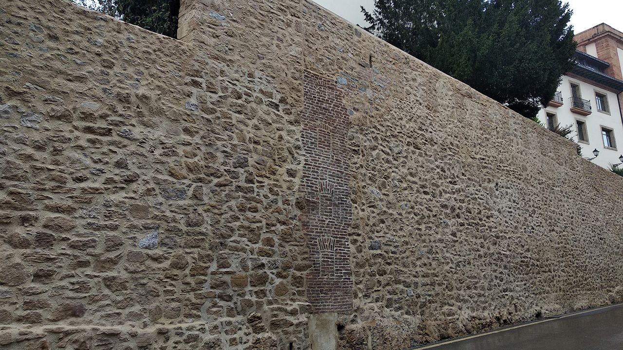 Uno de los huecos abiertos y luego cegados en la muralla medieval de Oviedo. Junto a ella se instalaron viviendas ventanas