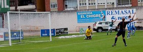 Salinas celebra el tanto del gol mientras el portero del Avils se lamenta arrodillado sobre el terreno de juego. 