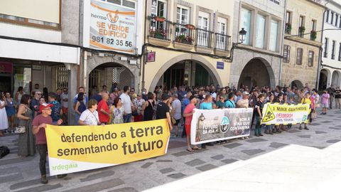 Jornadas en Noia sobre los 40 años de autonomía de Galicia, en la que también hubo una protesta de la plataforma Vida e ría
