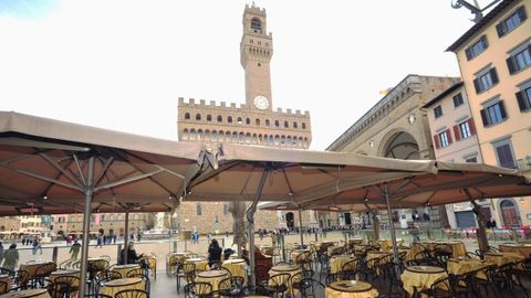 Terrazas frente al Palazzo Vecchio de Florencia.