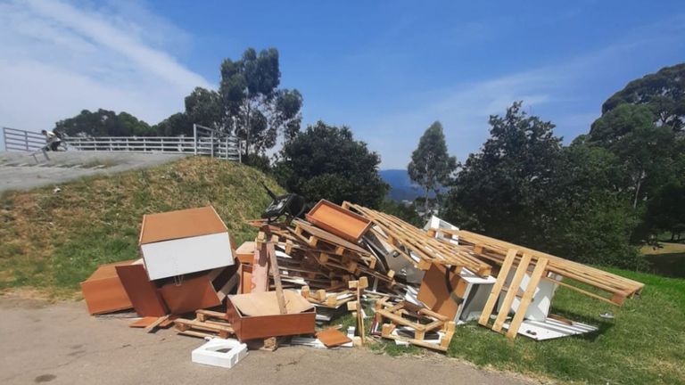 Denunciado por un vertido incontrolado de muebles y madera en Pontevedra con los que pretendía hacer una hoguera de San Xoán