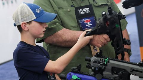 Un niño observa un arma, durante la convención de la Asociación Nacional del Rifle este viernes en Houston.