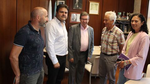 Imagen de la reunión que mantuvo López Font (en el centro), con representantes del gobierno local de Poio