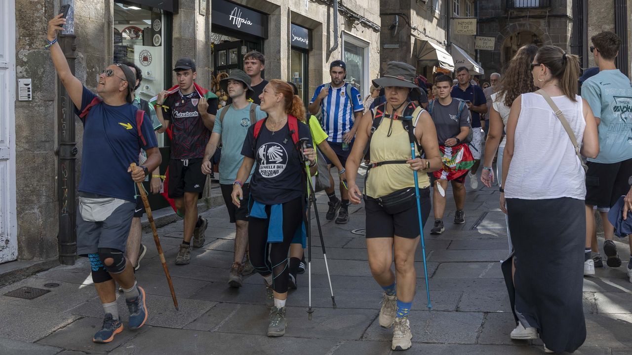 Situacin en la estacin provisional de A Corua a causa de los incendios.Los tres socios de Oso Blanco, Yasmina, Vctor y Marcos, abrieron ayer su tercera lavandera en Sarria