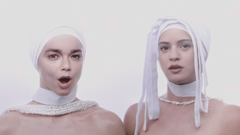 Björk y Rosalía en el videclip de «Oral»