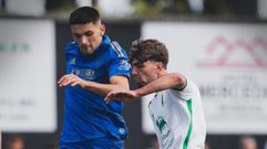 Espinosa disputa un bal�n durante el Rayo Cantabria-Vetusta