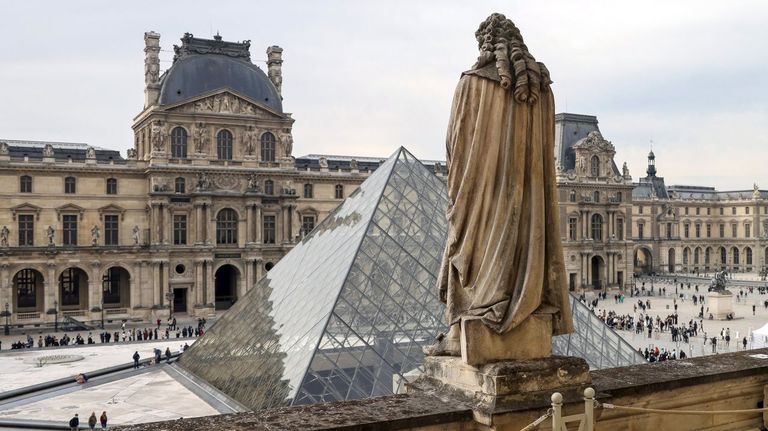 Detienen en Francia al presunto cuarto miembro de la banda que robó el Museo del Louvre