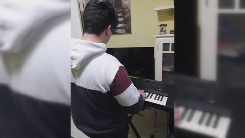 Raúl, además de jugar a la videoconsola, ha tocado el piano durante el confinamiento