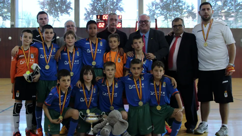 Plantilla del Real Oviedo que se proclam� campeona de Espa�a benjam�n en 2015