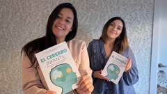 Lapsicloga Karmele Morales (d) es coautora del libro El cerebro infantil, una obra congrficos de la diseadora Begoa Morales (i)