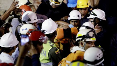 Los servicios de emergencias transportan a un superviviente, tras el colapso de un edificio en construccin en Cartagena (Colombia), donde al menos cinco personas murieron y 23 resultaron heridas