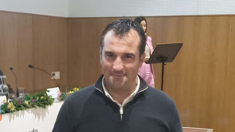 Un concejal de Sanxenxo pide disculpas tras tirar un bote al campo en un partido de fútbol del Villalonga