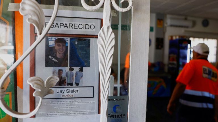 Carteles informando sobre la desaparición de Jay Slater