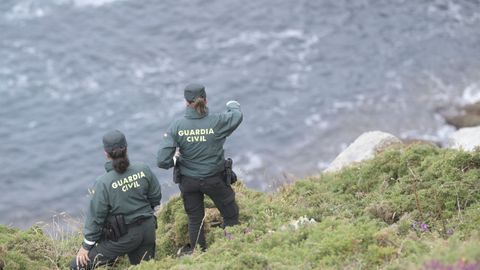 -El helicóptero de Bomberos de Asturias ha localizado un cadáver en un acantilado de la zona de Cabo Vidio, donde está trabajando el operativo para localizar al alcalde de Soto del Barco, Jaime Pérez
