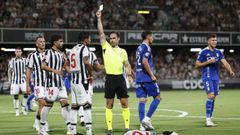 Gonzlez Esteban muestra tarjeta amarilla a Alberto tras sealar penalti sobre Dani Calvo